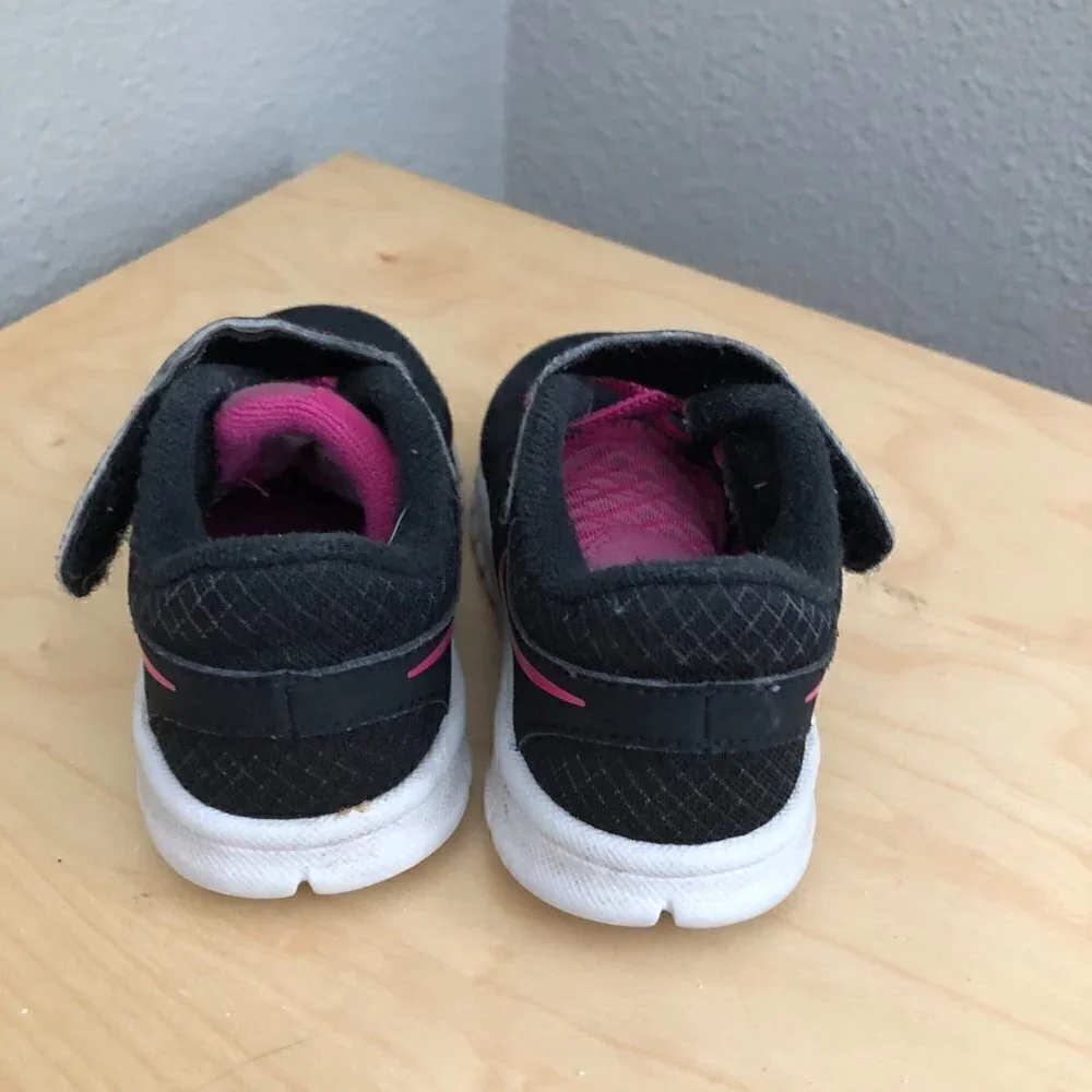 NIKE Flex Sneakers